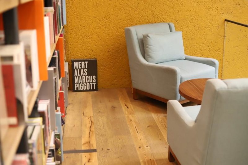 Descubre la librería donde Neruda, Foucault y Melville comparten mesa